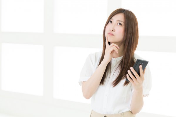 スマートフォンを見る女性