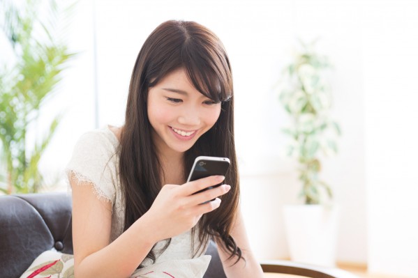 楽しそうにメールする女性