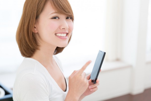 スマートフォンを見る女性